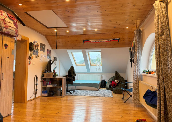 ZNÍŽENÁ CENA ! Rodinný dom s veľkým pozemkom v obci Tvarožná