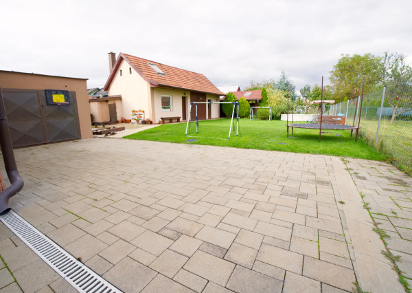 Rodinný dom (654 m2), garáž, altánok, záhrada Smižany