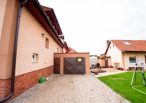 Rodinný dom (654 m2), garáž, altánok, záhrada Smižany