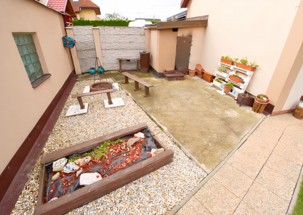 Rodinný dom (654 m2), garáž, altánok, záhrada Smižany