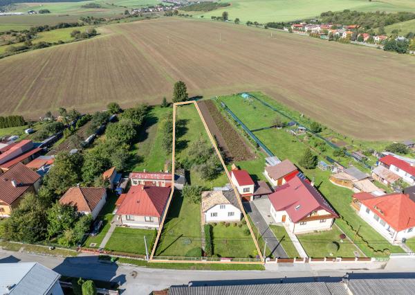 REZERVOVANÉ  - Veľký pozemok so starším domom v dobrej lokalite Spišské Vlachy