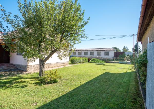 REZERVOVANÉ  - Veľký pozemok so starším domom v dobrej lokalite Spišské Vlachy