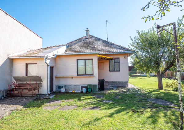 REZERVOVANÉ  - Veľký pozemok so starším domom v dobrej lokalite Spišské Vlachy