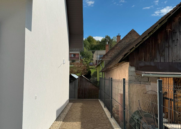 FINALIZUJEME ! Na predaj 3 a 4 -izbové byty v Danišovciach