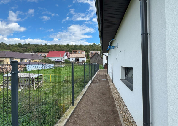 FINALIZUJEME ! Na predaj 3 a 4 -izbové byty v Danišovciach