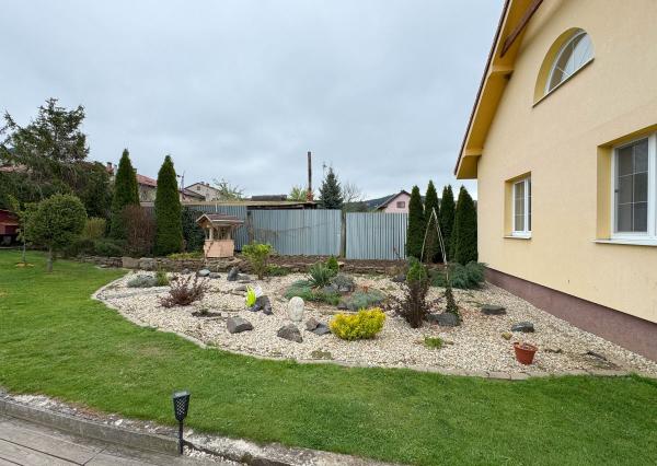 ZNÍŽENÁ CENA ! Rodinný dom s veľkým pozemkom v obci Tvarožná