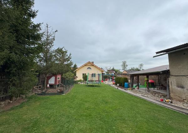 ZNÍŽENÁ CENA ! Rodinný dom s veľkým pozemkom v obci Tvarožná