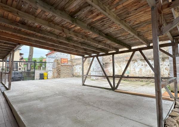 ZNÍŽENÁ CENA ! Rodinný dom s veľkým pozemkom v obci Tvarožná