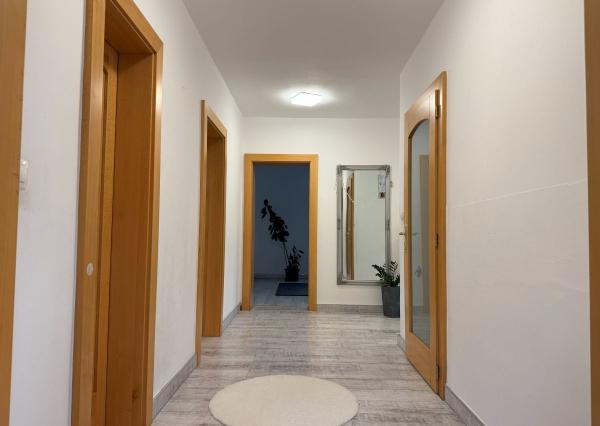 ZNÍŽENÁ CENA ! Rodinný dom s veľkým pozemkom v obci Tvarožná