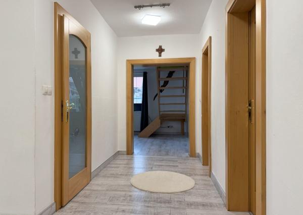 ZNÍŽENÁ CENA ! Rodinný dom s veľkým pozemkom v obci Tvarožná