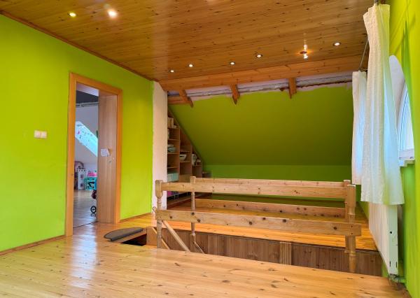 ZNÍŽENÁ CENA ! Rodinný dom s veľkým pozemkom v obci Tvarožná