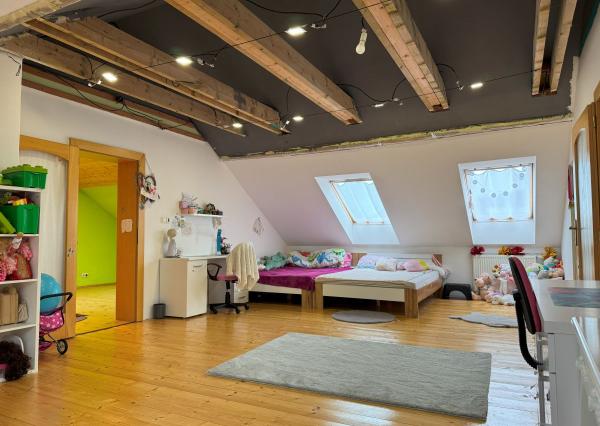 ZNÍŽENÁ CENA ! Rodinný dom s veľkým pozemkom v obci Tvarožná