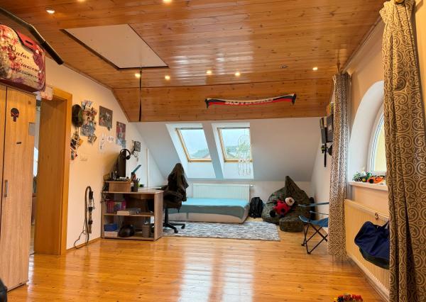 ZNÍŽENÁ CENA ! Rodinný dom s veľkým pozemkom v obci Tvarožná