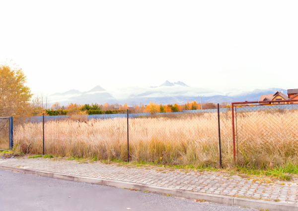 Rovinatý stavebný pozemok (1271 m2) Veľká Lomnica