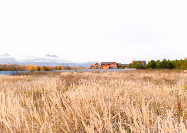 Rovinatý stavebný pozemok (1271 m2) Veľká Lomnica