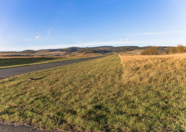 Atraktívny pozemok na podnikanie (3 ha) pri Klčove