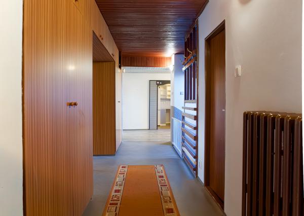 Byt 4+1 (135 m2) s loggiou blízko žel. stanice a centra Sp. Nová Ves