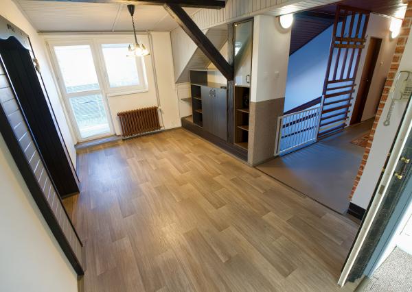 Byt 4+1 (135 m2) s loggiou blízko žel. stanice a centra Sp. Nová Ves