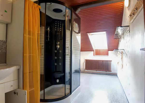 Byt 4+1 (135 m2) s loggiou blízko žel. stanice a centra Sp. Nová Ves