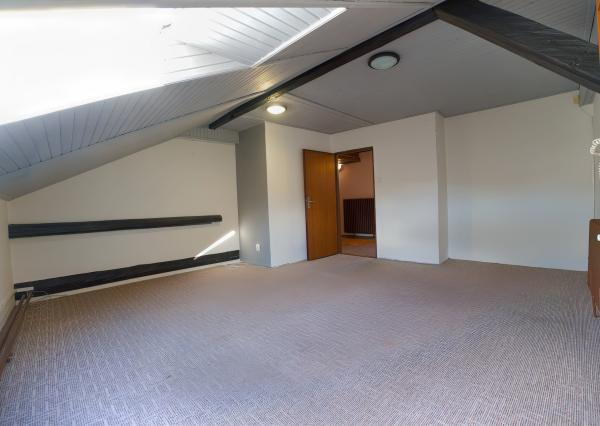 Byt 4+1 (135 m2) s loggiou blízko žel. stanice a centra Sp. Nová Ves