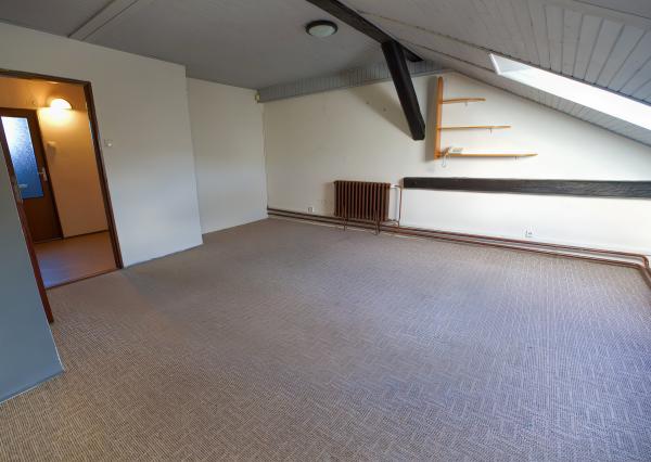 Byt 4+1 (135 m2) s loggiou blízko žel. stanice a centra Sp. Nová Ves