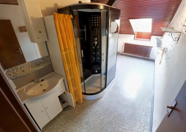 Byt 4+1 (135 m2) s loggiou blízko žel. stanice a centra Sp. Nová Ves