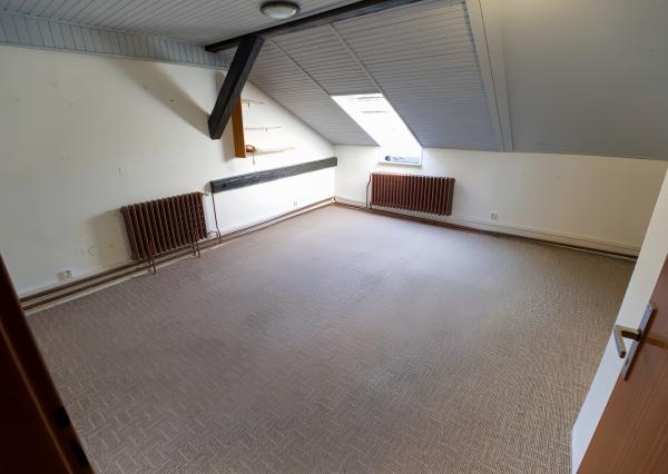 Byt 4+1 (135 m2) s loggiou blízko žel. stanice a centra Sp. Nová Ves