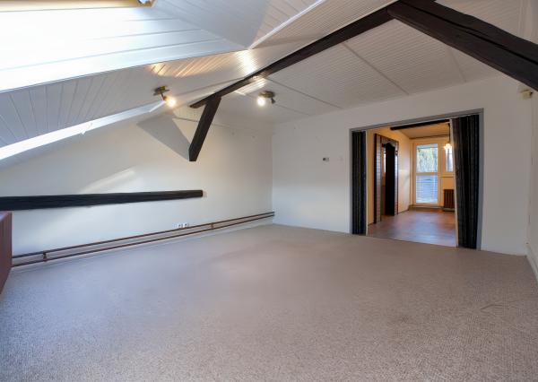 Byt 4+1 (135 m2) s loggiou blízko žel. stanice a centra Sp. Nová Ves