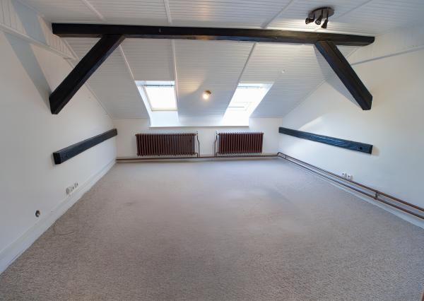 Byt 4+1 (135 m2) s loggiou blízko žel. stanice a centra Sp. Nová Ves