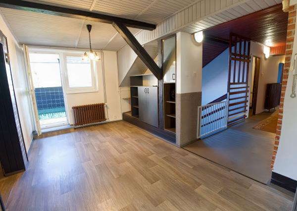 Byt 4+1 (135 m2) s loggiou blízko žel. stanice a centra Sp. Nová Ves