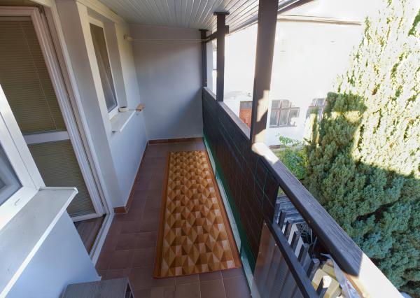 Byt 4+1 (135 m2) s loggiou blízko žel. stanice a centra Sp. Nová Ves