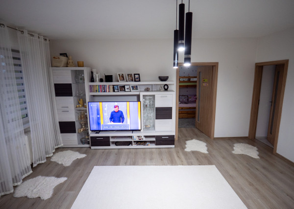 3-izbový, nadštandardne veľký byt s balkónom -  Krompachy