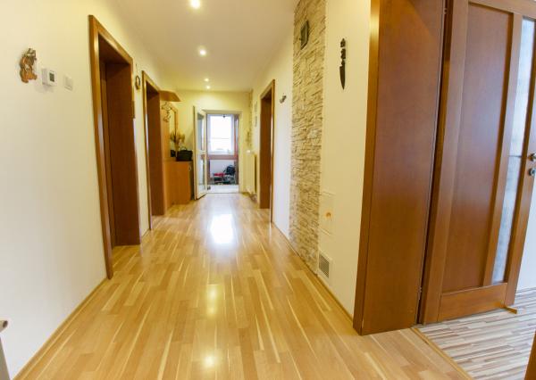 Rodinný dom (654 m2), garáž, altánok, záhrada Smižany