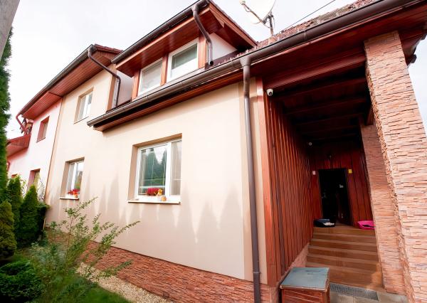 Rodinný dom (654 m2), garáž, altánok, záhrada Smižany