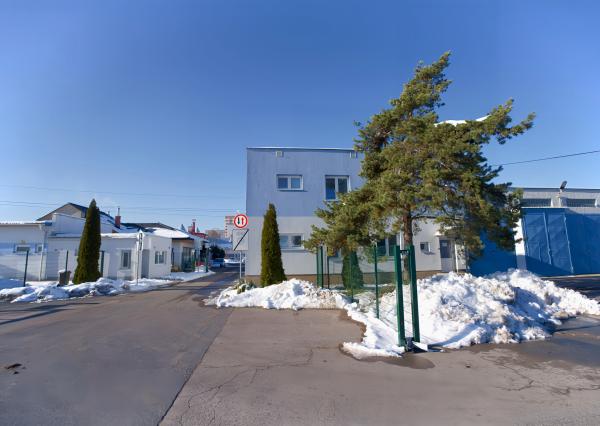 PRENÁJOM! Administratívny objekt v pokojnej lokalite sídl. Západ SNV