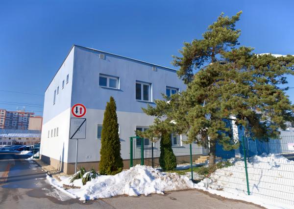 PRENÁJOM! Administratívny objekt v pokojnej lokalite sídl. Západ SNV