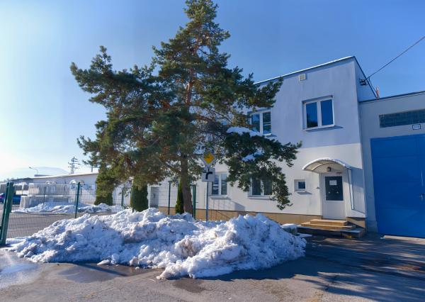 PRENÁJOM! Administratívny objekt v pokojnej lokalite sídl. Západ SNV