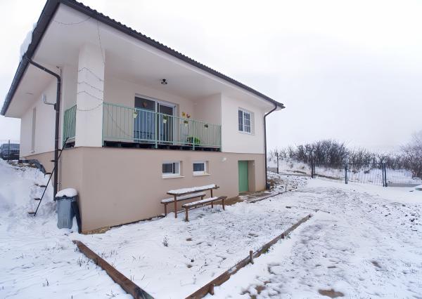 Vidiecky moderný bungalov novostavba (790 m2) Jánovce, časť Čenčice