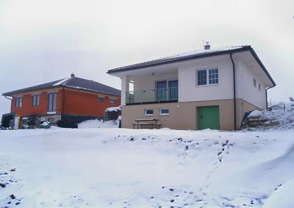Vidiecky moderný bungalov novostavba (790 m2) Jánovce, časť Čenčice