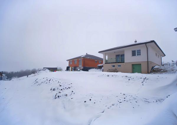 Vidiecky moderný bungalov novostavba (790 m2) Jánovce, časť Čenčice