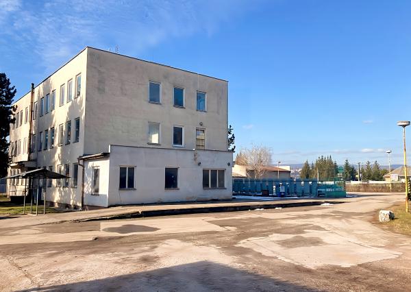 Podn. areál - adm, výroba, garáže, sklady (3,3 ha) neďaleko Košíc