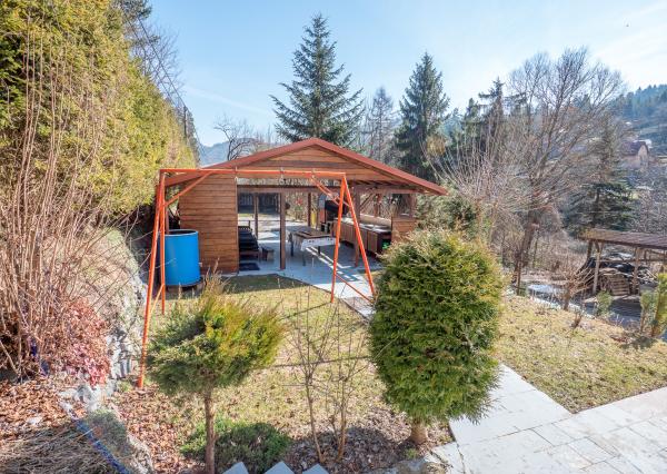 Rodinny dom - 5 izieb - 3 garáže v tichej lokalite Krompachy