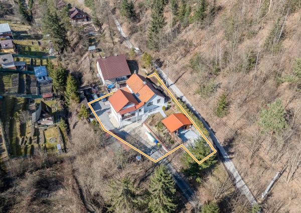 Rodinny dom - 5 izieb - 3 garáže v tichej lokalite Krompachy