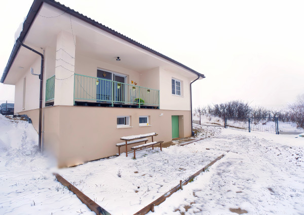 Vidiecky moderný bungalov novostavba (790 m2) Jánovce, časť Čenčice
