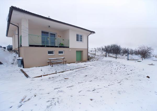 Vidiecky moderný bungalov novostavba (790 m2) Jánovce, časť Čenčice