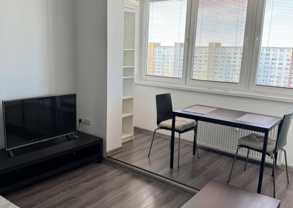 Prenájom 2-izbového bytu s loggiou, pivnicou a klimatizáciou