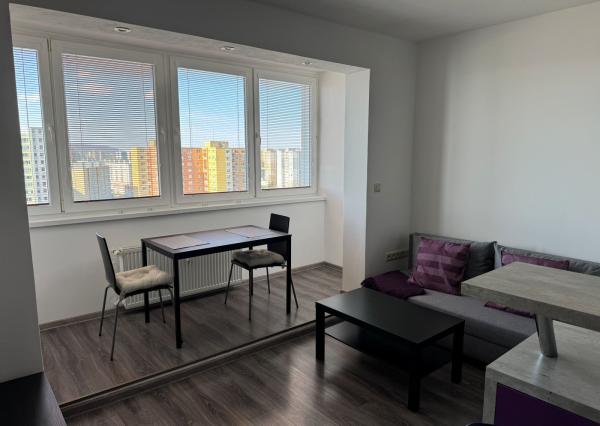 Prenájom 2-izbového bytu s loggiou, pivnicou a klimatizáciou