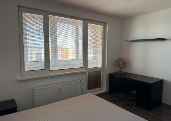 Prenájom 2-izbového bytu s loggiou, pivnicou a klimatizáciou