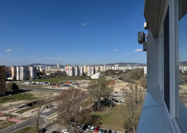 Prenájom 2-izbového bytu s loggiou, pivnicou a klimatizáciou