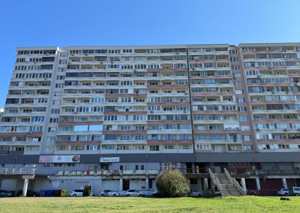 Prenájom 2-izbového bytu s loggiou, pivnicou a klimatizáciou